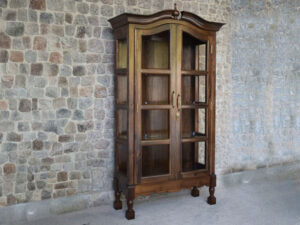Display Cabinet on Turned Legs Display Cabinet on Turned Legs